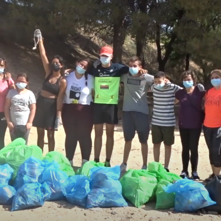 Jóvenes de La Sagra se reúnen para limpiar la basura de los parques